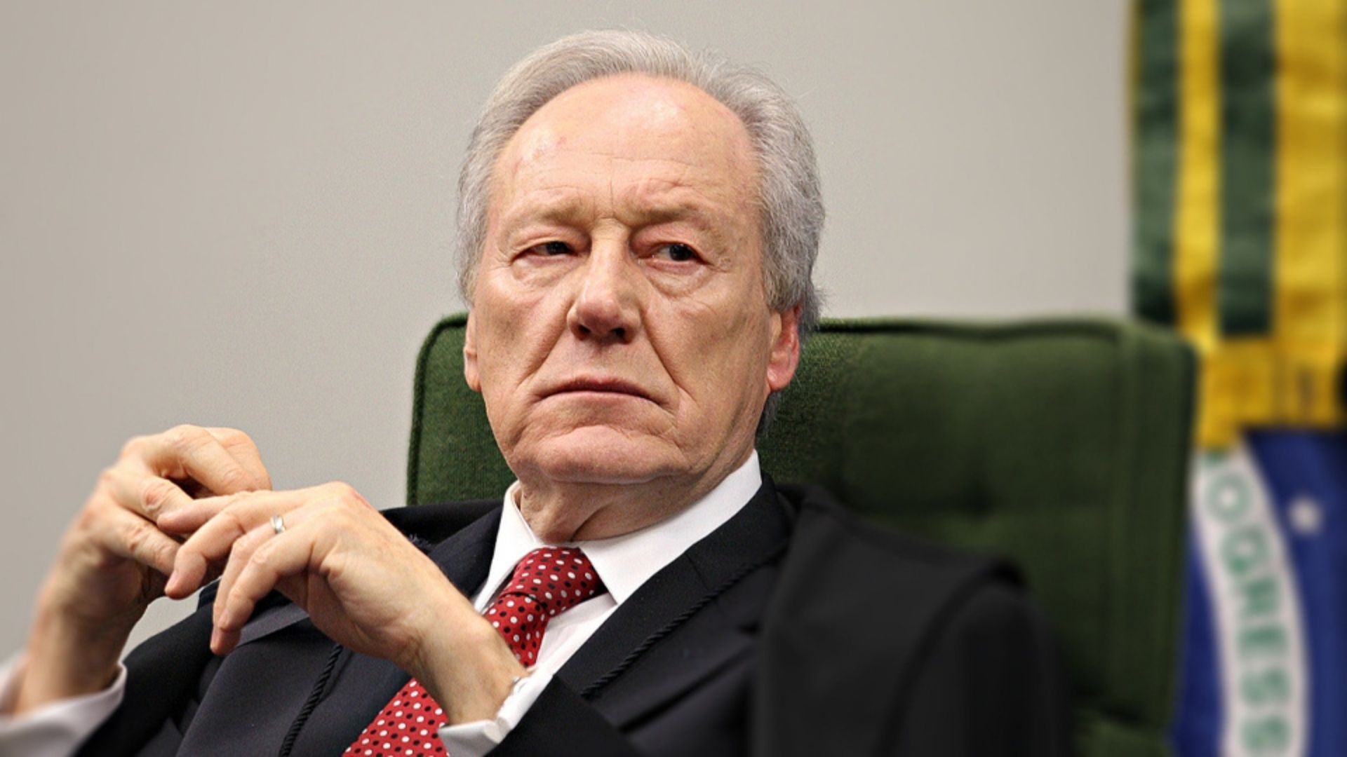 Foto do ministro Ricardo Lwandowski em uma cadeira no STF. Ele tem expressão séria.