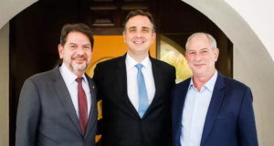 Isolado, Ciro Gomes se encontra com Pacheco para atrair PSD. Foto de Cirgo Gomes com Rodrigo Pacheco, ao meio, e outro político ao lado.