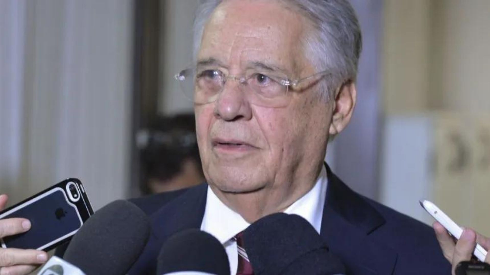Foto do ex-presidente FHC em conversa com a imprensa.