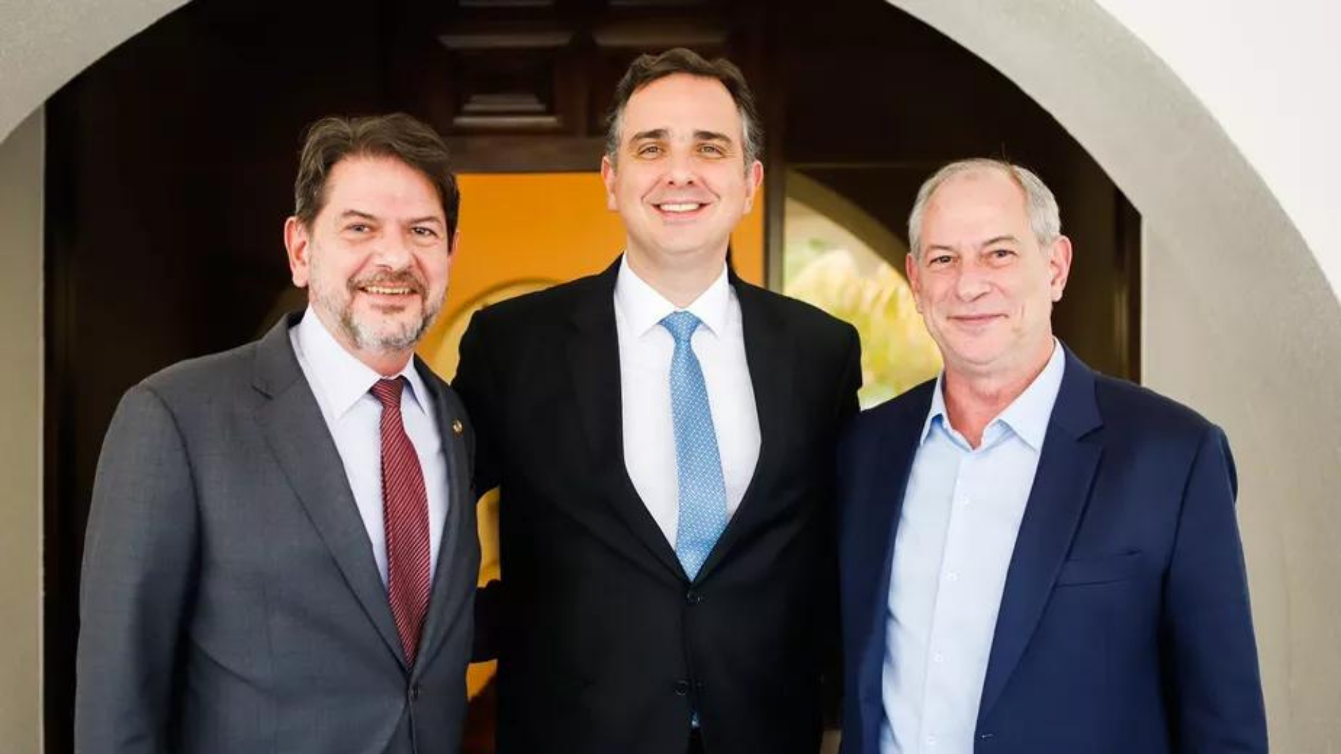 Isolado, Ciro Gomes se encontra com Pacheco para atrair PSD. Foto de Cirgo Gomes com Rodrigo Pacheco, ao meio, e outro político ao lado.