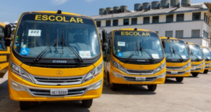 Licitação do MEC pretende comprar ônibus por quase duas vezes o valor comum. Foto de ônibus escolares na cor amarela.
