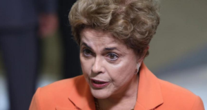 Dilma tem expressão séria e olha para a câmera.