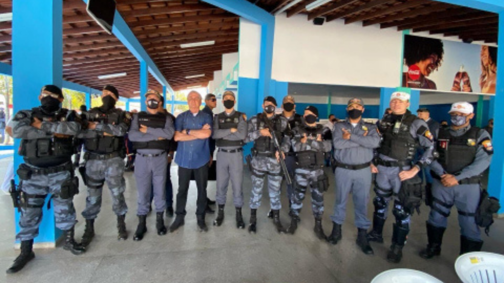 Foto de Bolsonao ao lado de policiais militares sorrindo.