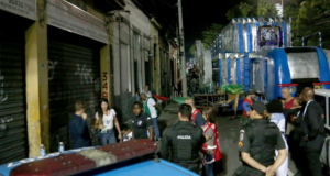 Foto da região do Sambódromo com policial ao lado.