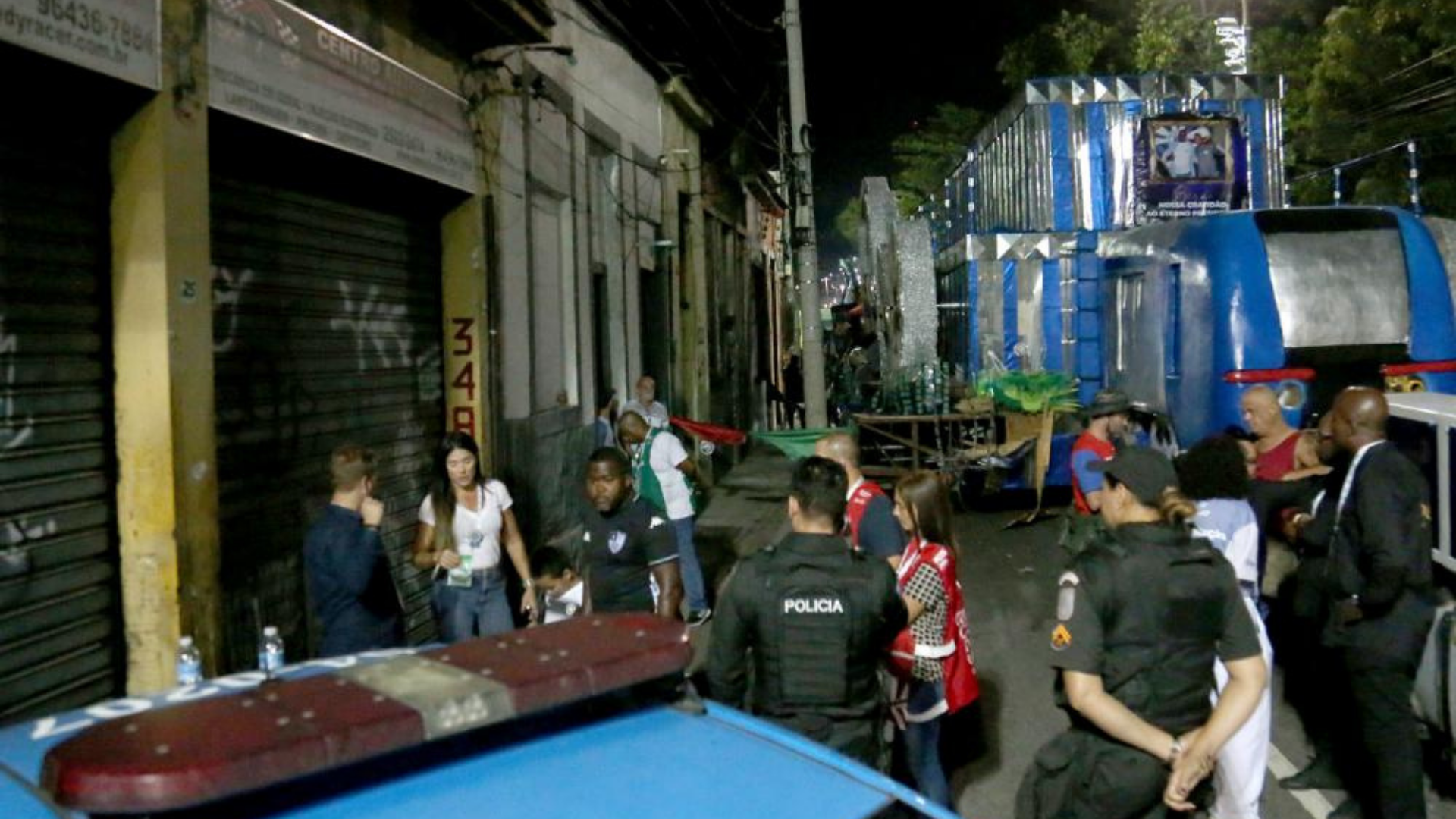 Foto da região do Sambódromo com policial ao lado.