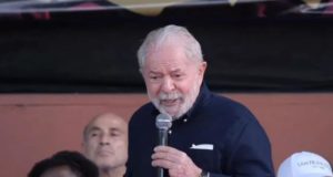 foto de Lula falando em um palanque no microfone.