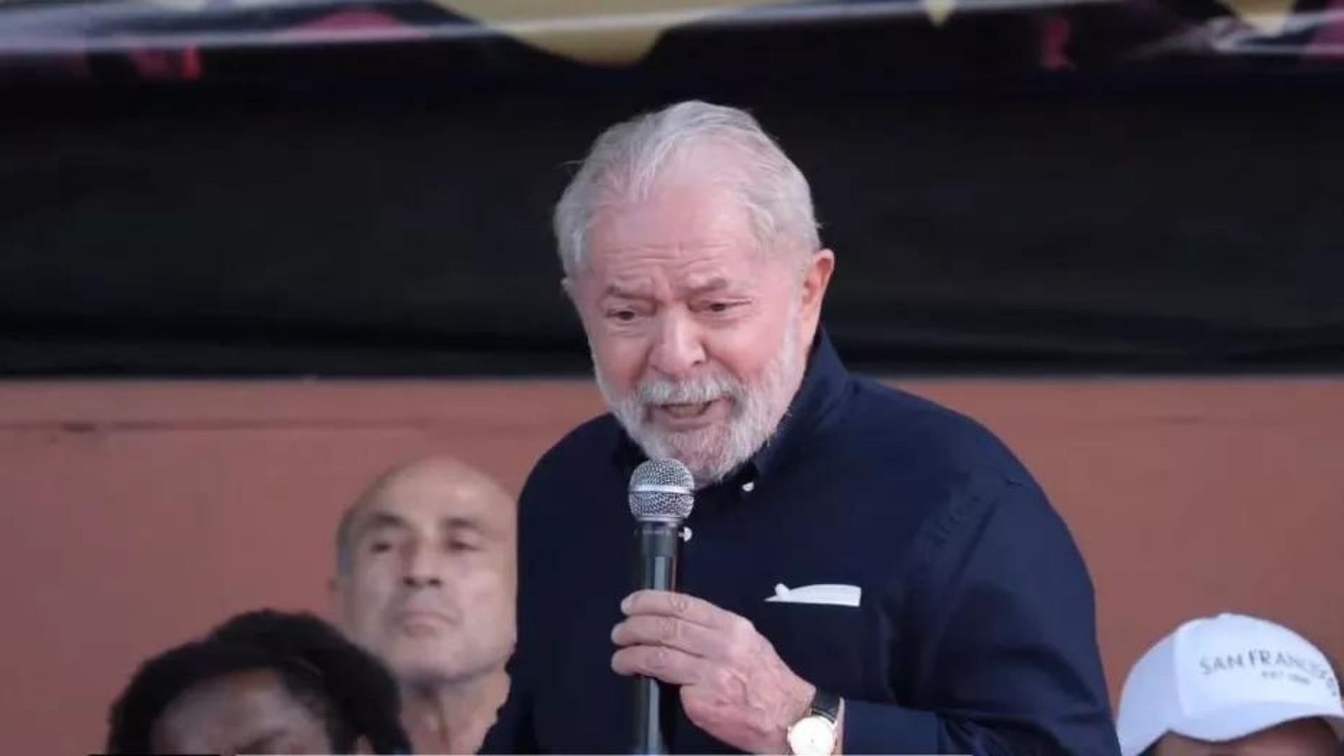 foto de Lula falando em um palanque no microfone.