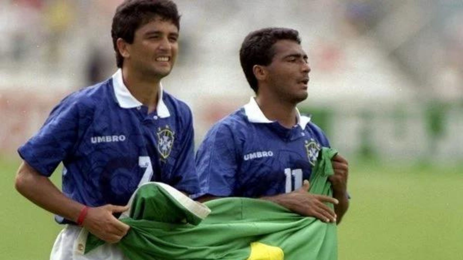 foto de bebeto e romario com a bandeira do brasil