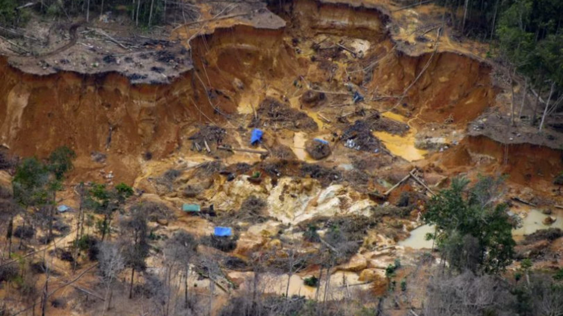 Foto de uma região destruída por garimpeiros.