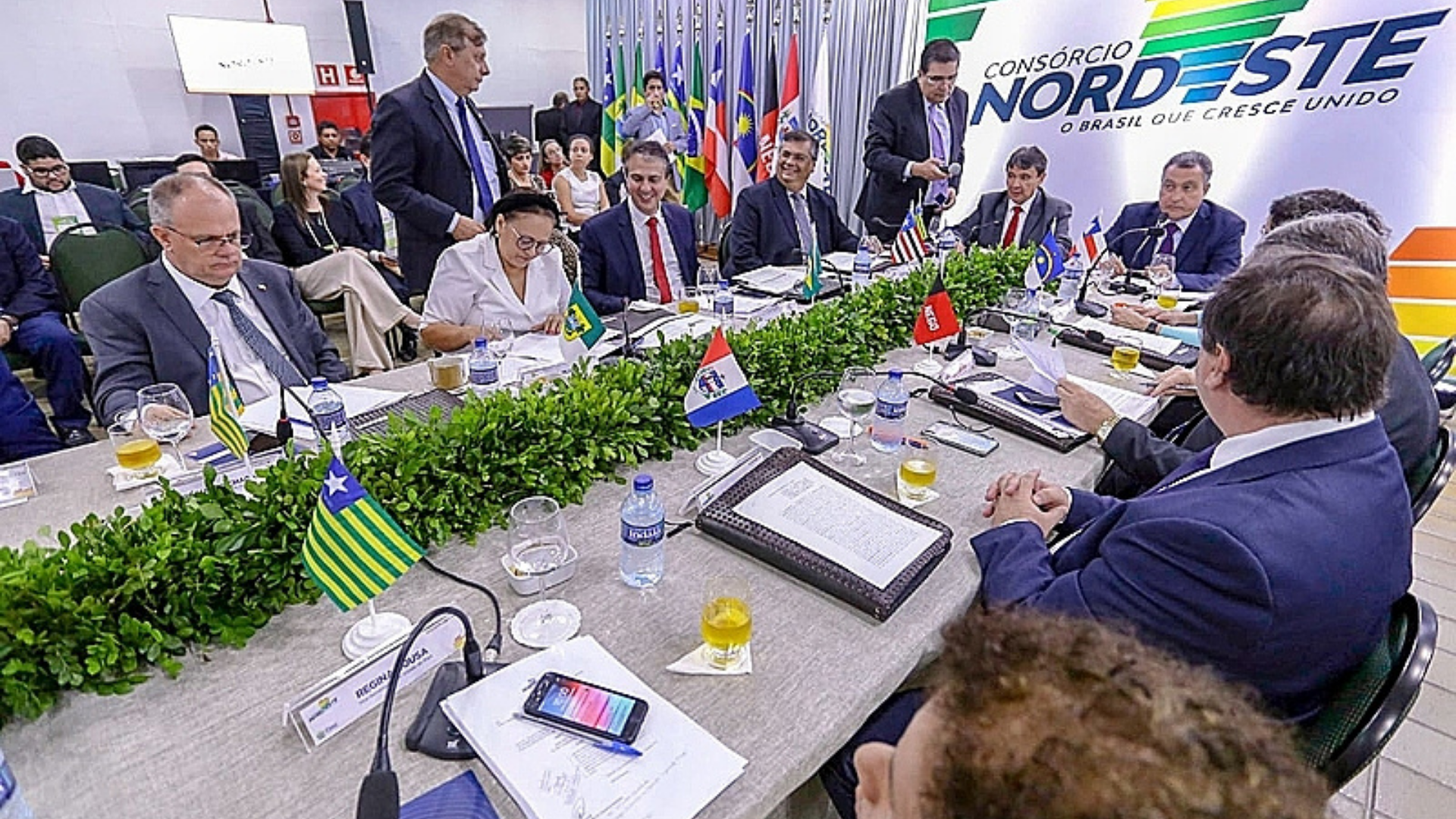 Foto de governadores do Nordeste reunidos em reunião