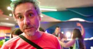 Foto de Alexandre Nero em um camarote na Marquês de Sapucaí.