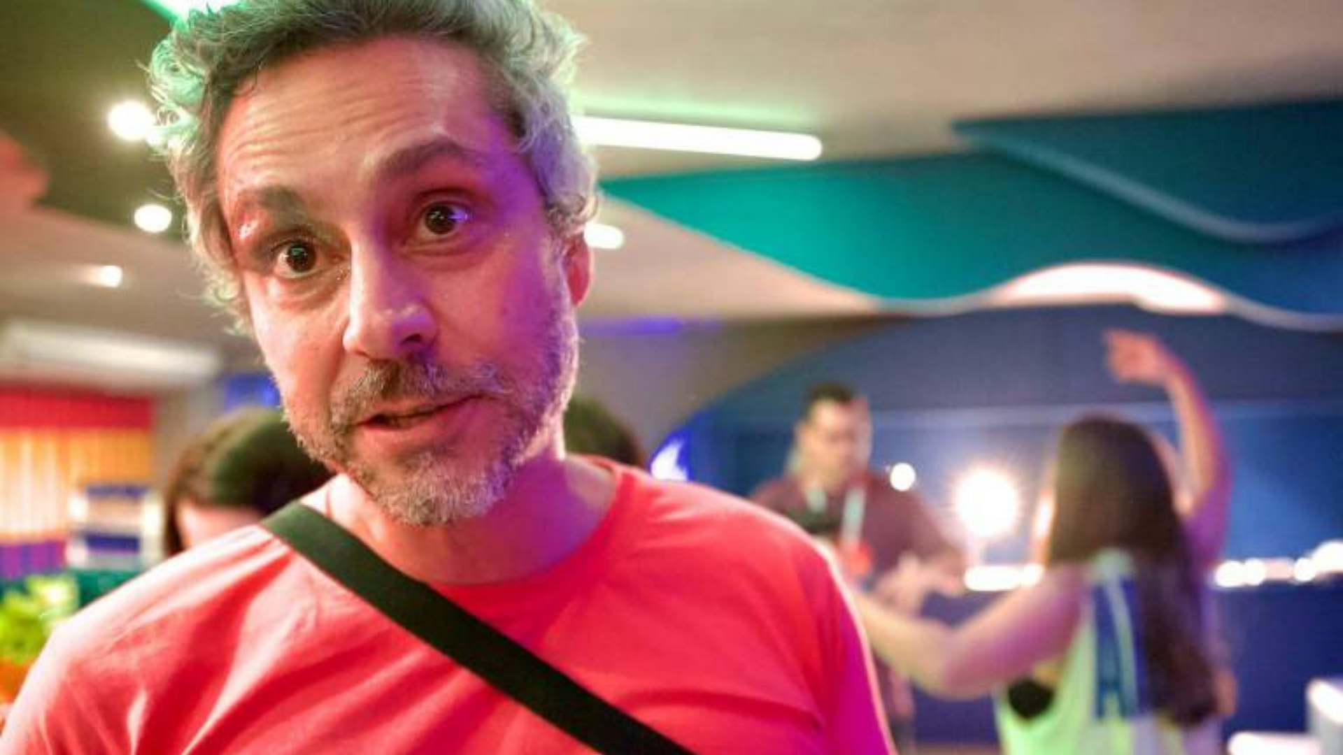 Foto de Alexandre Nero em um camarote na Marquês de Sapucaí.