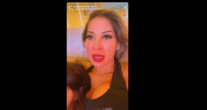 Foto de Maíra Cardi com cabelos loiros enquanto filma a si mesma com o celular.