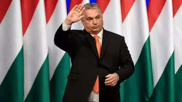 Viktor Orbán ganha eleições na Hungria e conquista 5º mandato. Foto de Viktor Orbán usando terno preto, cabelo grisalho e acenando par ao público.