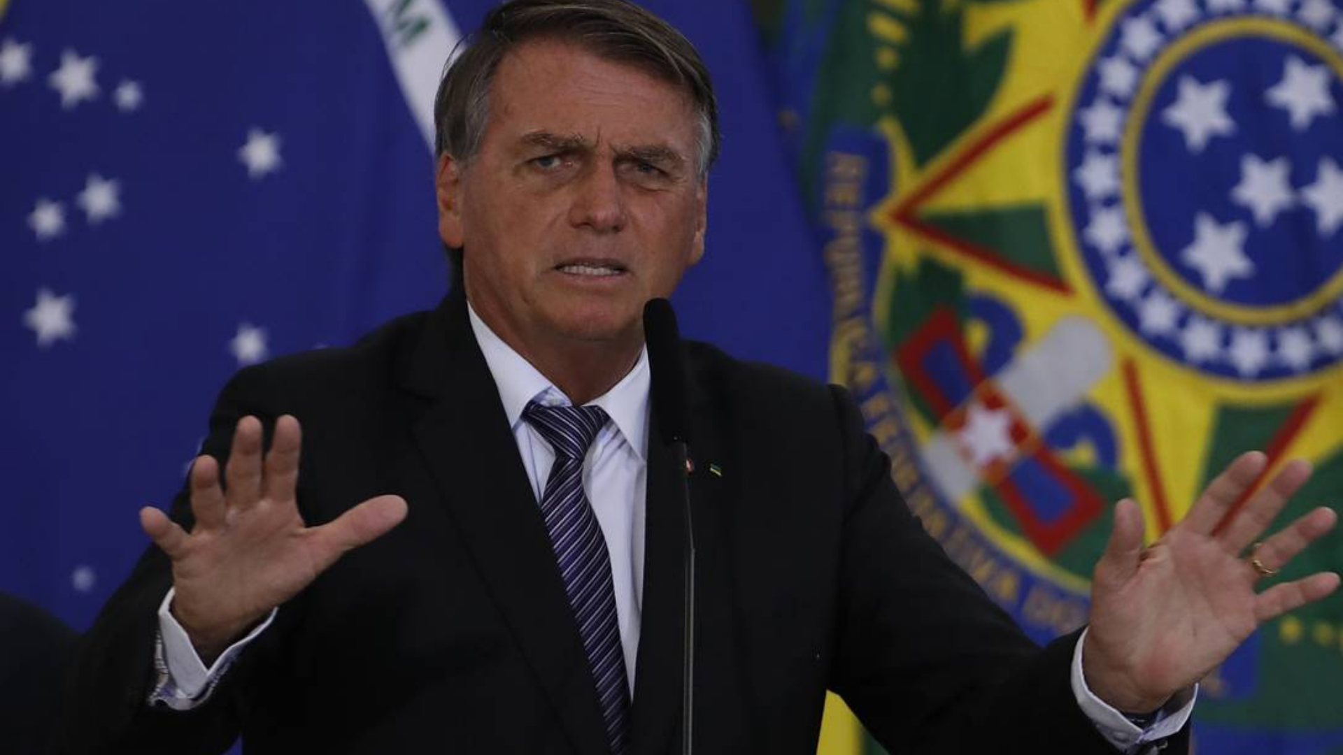 Caso Covaxin: PGR quer arquivar inquérito que investiga Bolsonaro. Foto de Bolsonaro com expressão intransigente. 