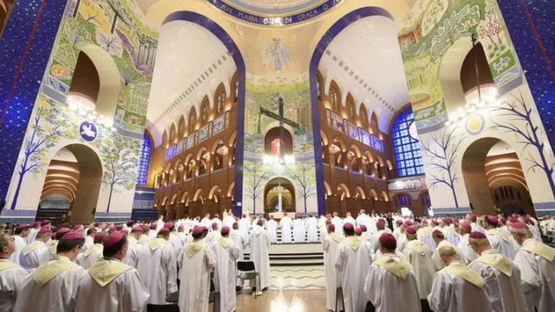 foto de bispos reunidos dentro de uma igreja.