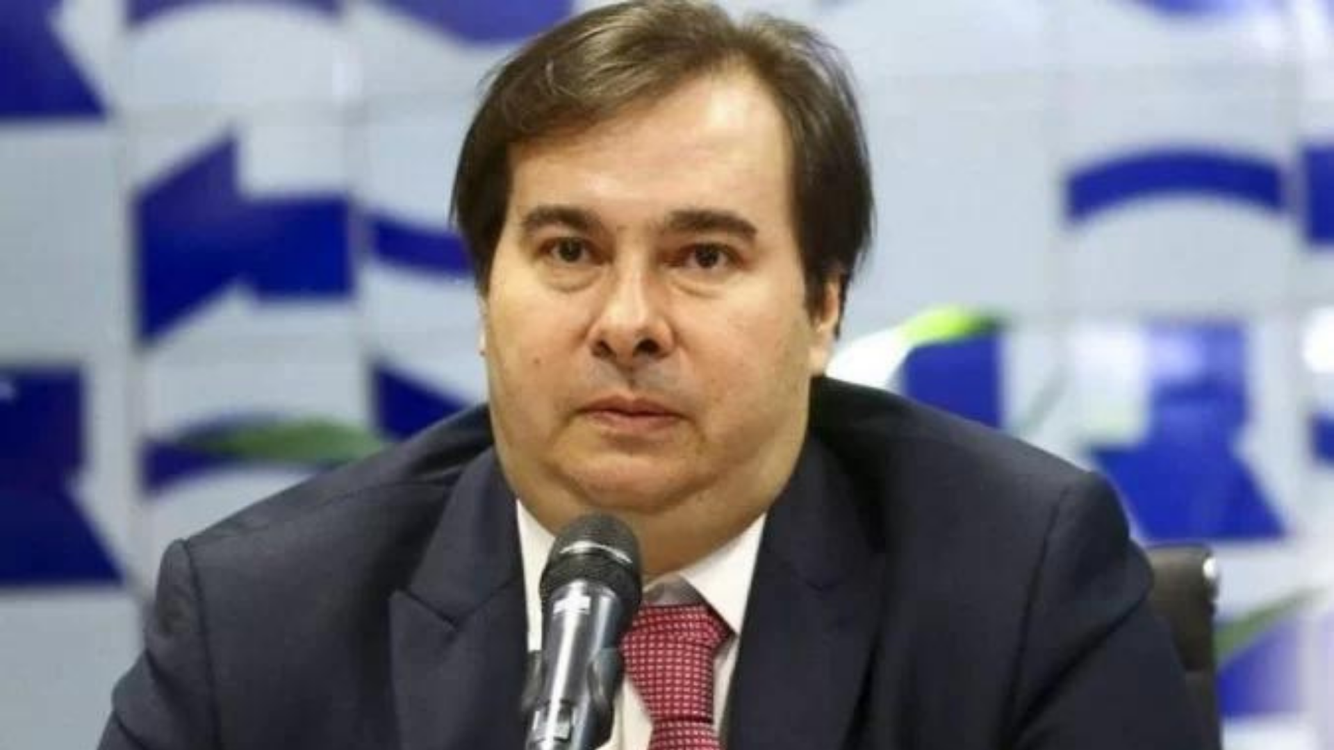 Maia diz que Lula é diferente de Bolsonaro: "Um democrata". Foto de Rodrigo Maia com expressão séria.