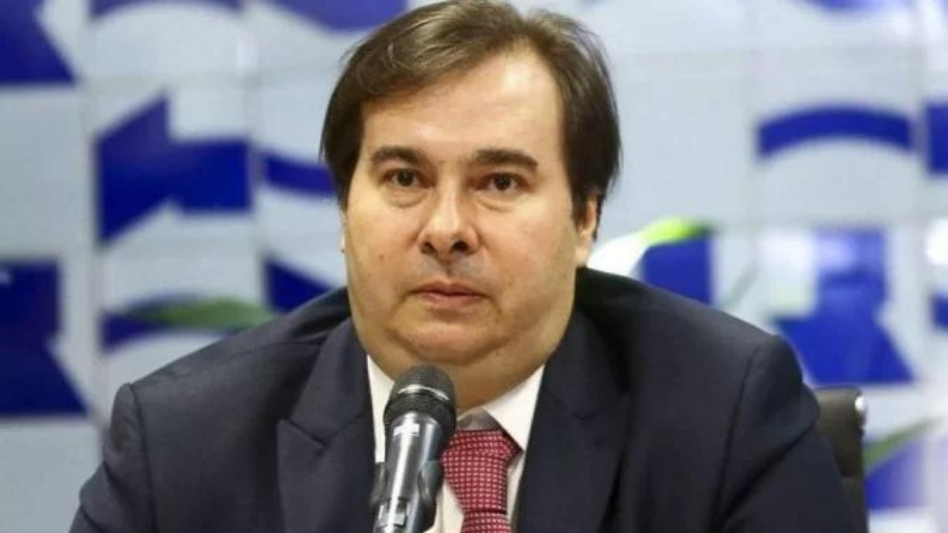 Maia diz que Lula é diferente de Bolsonaro: "Um democrata". Foto de Rodrigo Maia com expressão séria. 