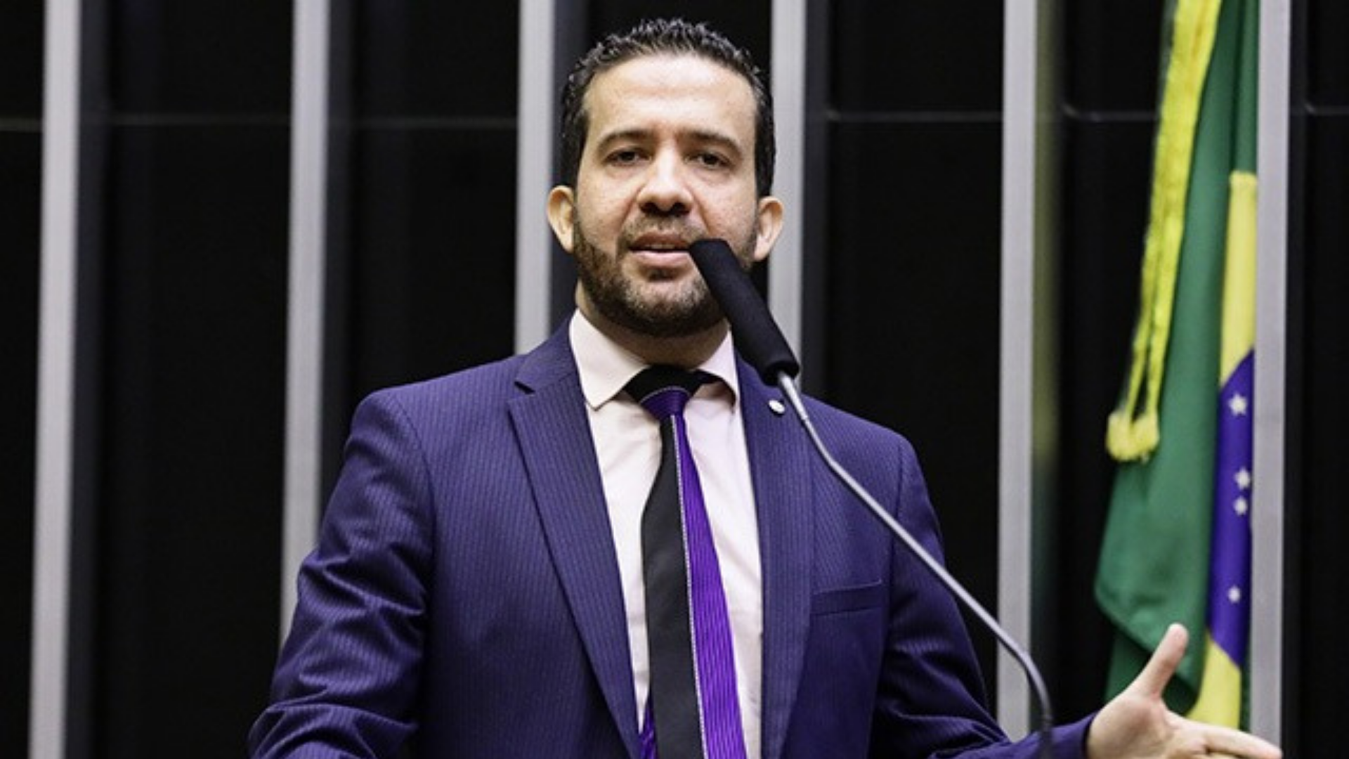 Foto d eAndré Janones no púpito da Câmara dos Deputados.