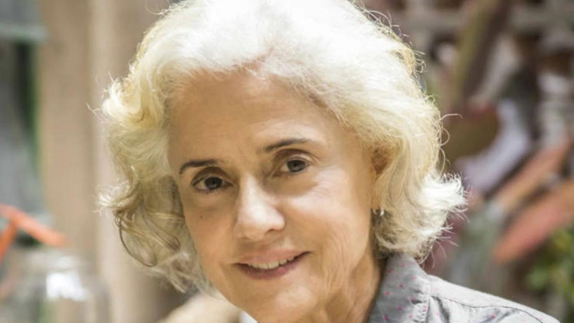 Foto da atriz Marieta Severo sorrindo. Ela tem pele branca e cabelo branco.