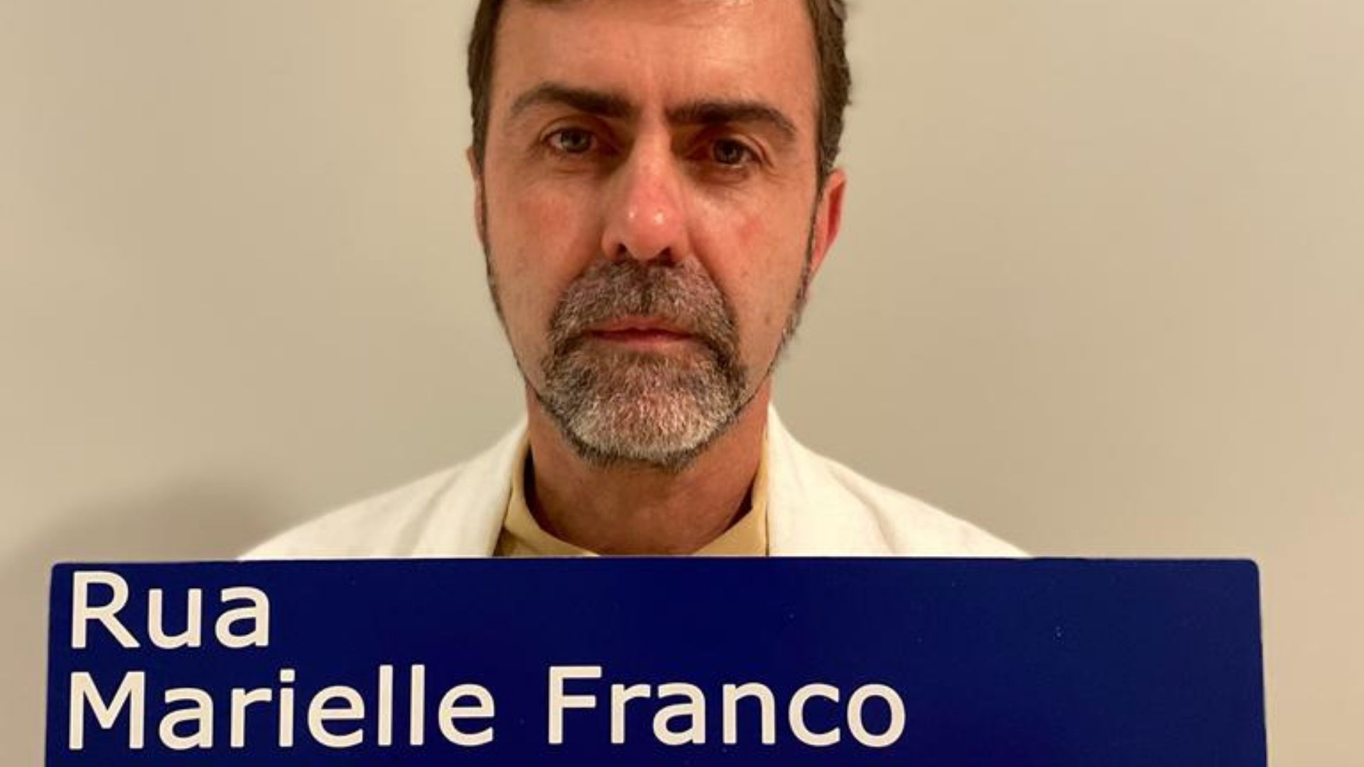 Marcelo Freixo segura placa com o nome de Marielle Franco.