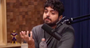 Monark chama Kim Kataguiri na semana de estreia de seu novo podcast. Foto de Monark, com barba e cabelos pretos, sentado em uma cadeira falando ao microfone.