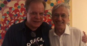 Chico Pinehiro e Caetano Veloso fazem vídeo juntos.