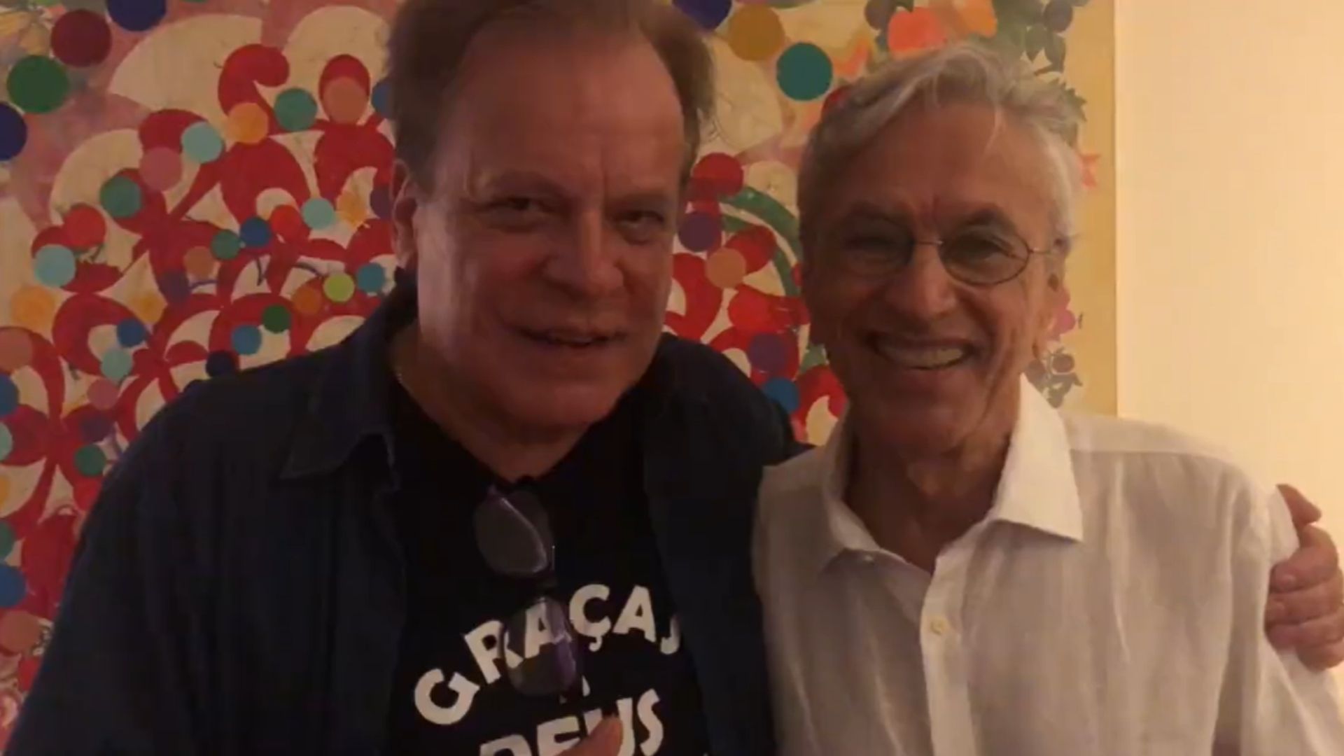 Chico Pinehiro e Caetano Veloso fazem vídeo juntos.