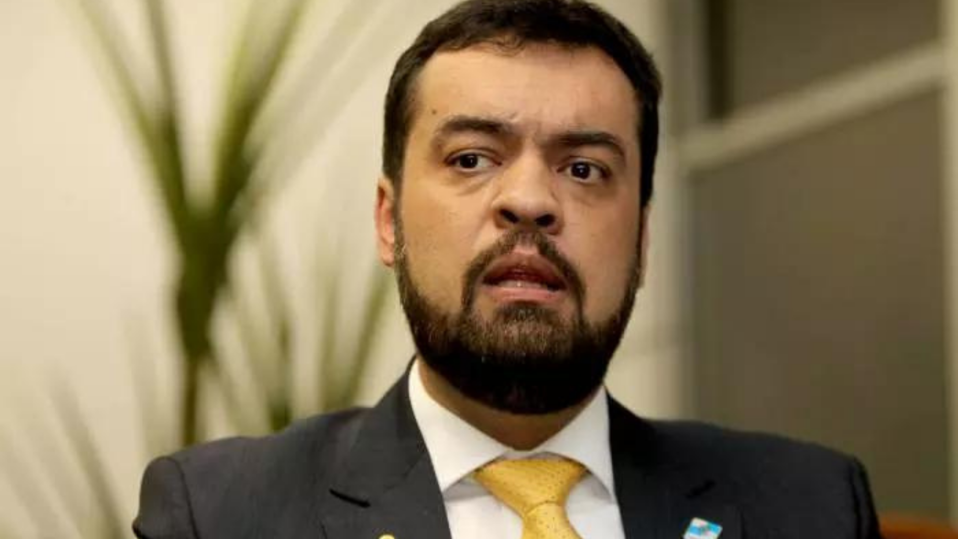 Governo Cláudio Castro tem 25% de reprovação no Rio de Janeiro. Foto do governador com barba preta, terno cinza e expressão desconcertada.