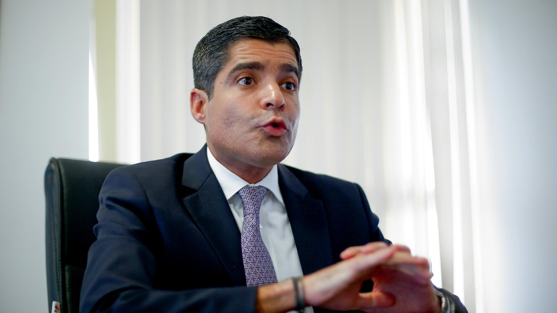 ACM Neto liga para Moro e o manda sair do União Brasil. Foto de ACM Neto fazendo expressão de indignação com os braços no ar.