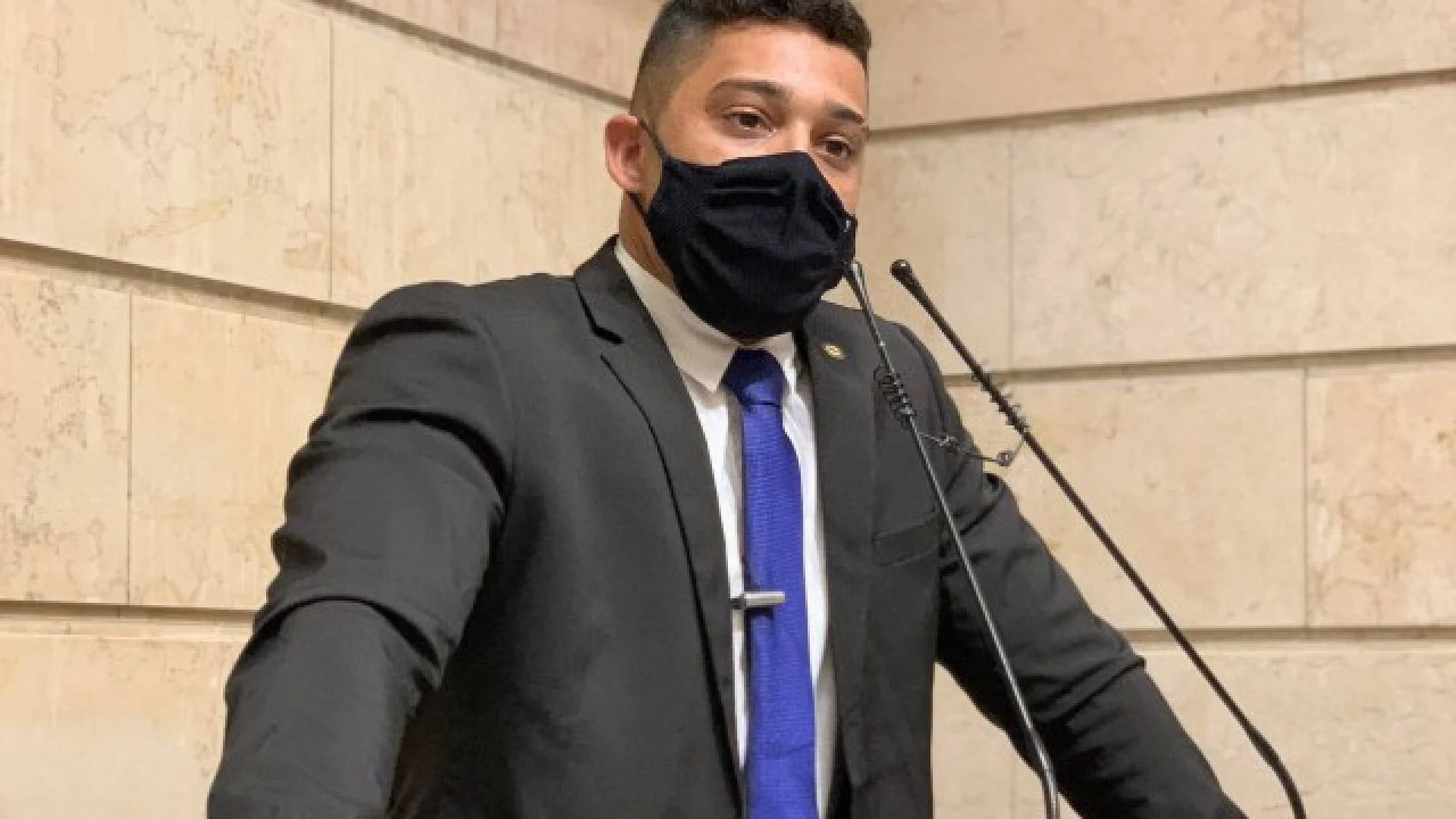 O FARSANTE PATROCINADO POR GRIFES MUNDIAIS