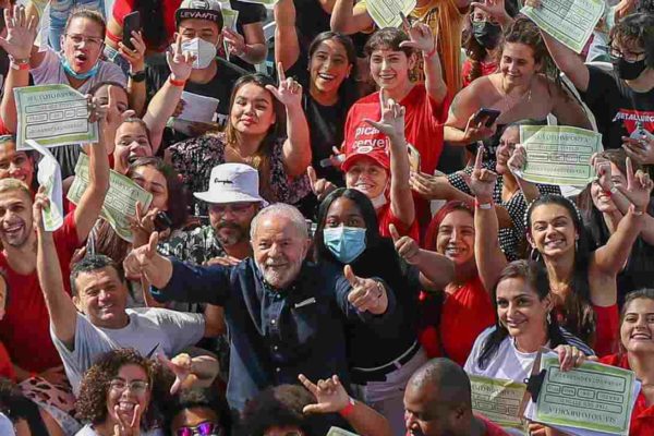 Lula com apoiadores