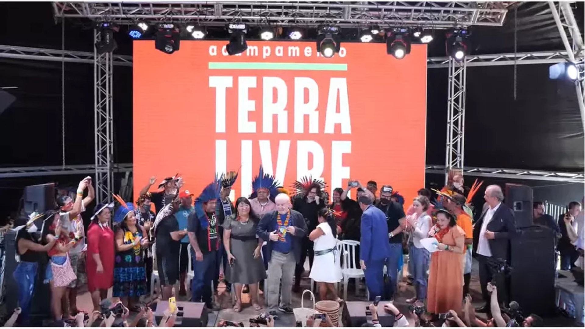 Lula visita acampamento indígena