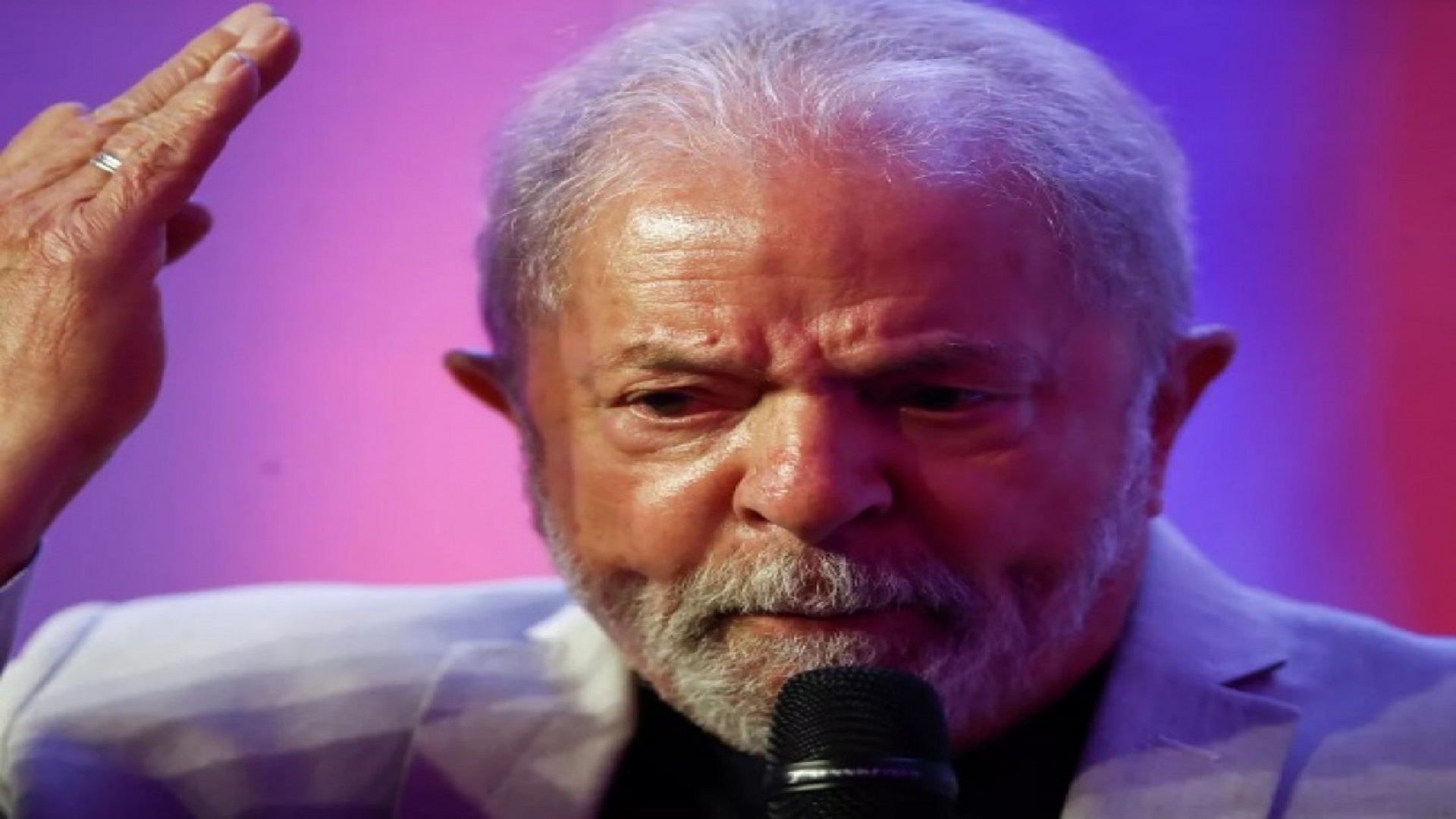 Homem pede perdão a Lula