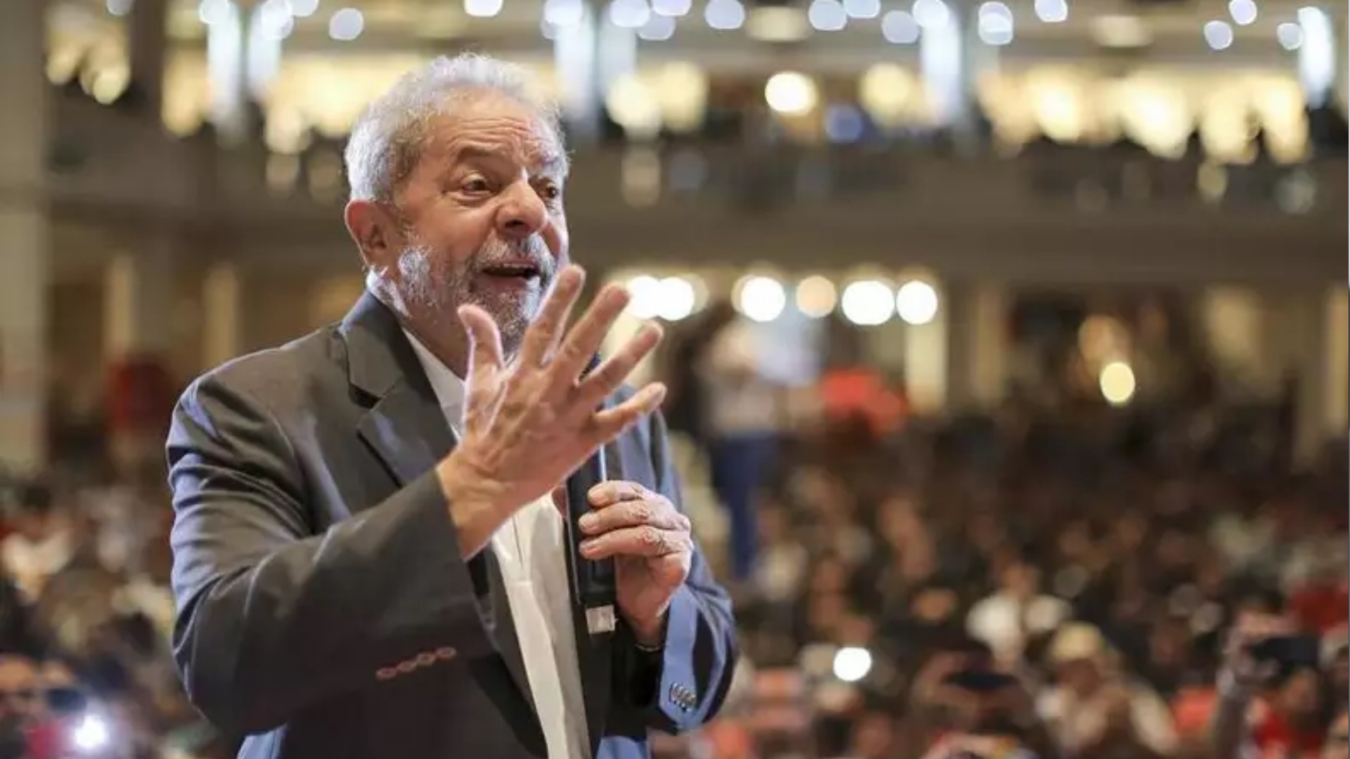 Lula discursa