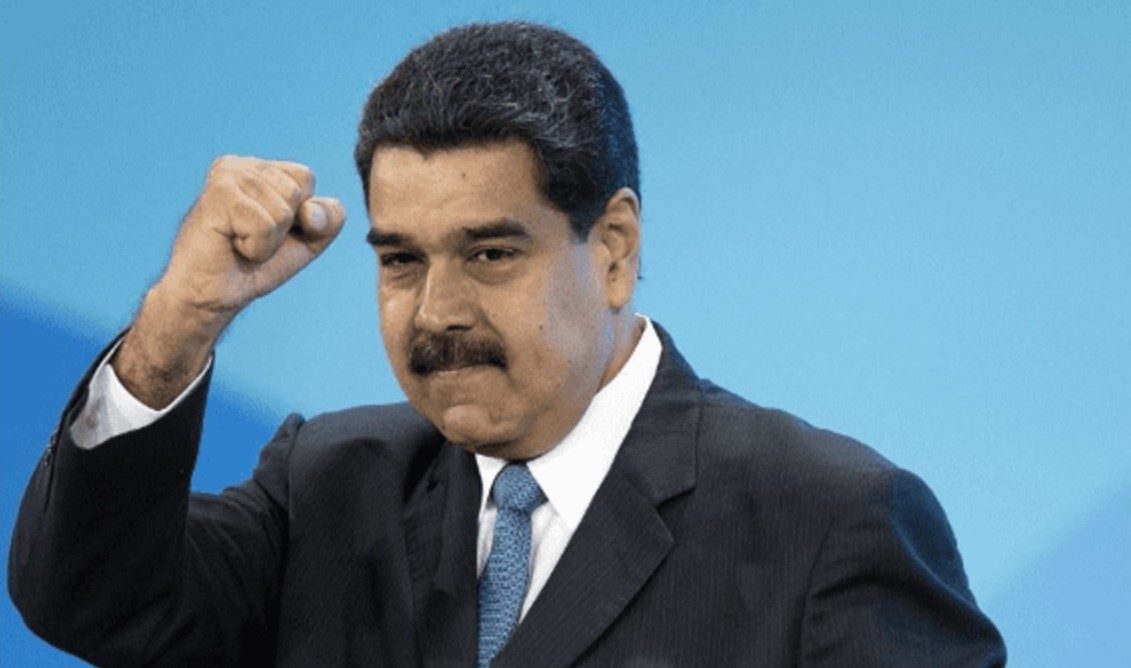 Foto de Nicolás Maduro fazendo gesto de luta com a mão.