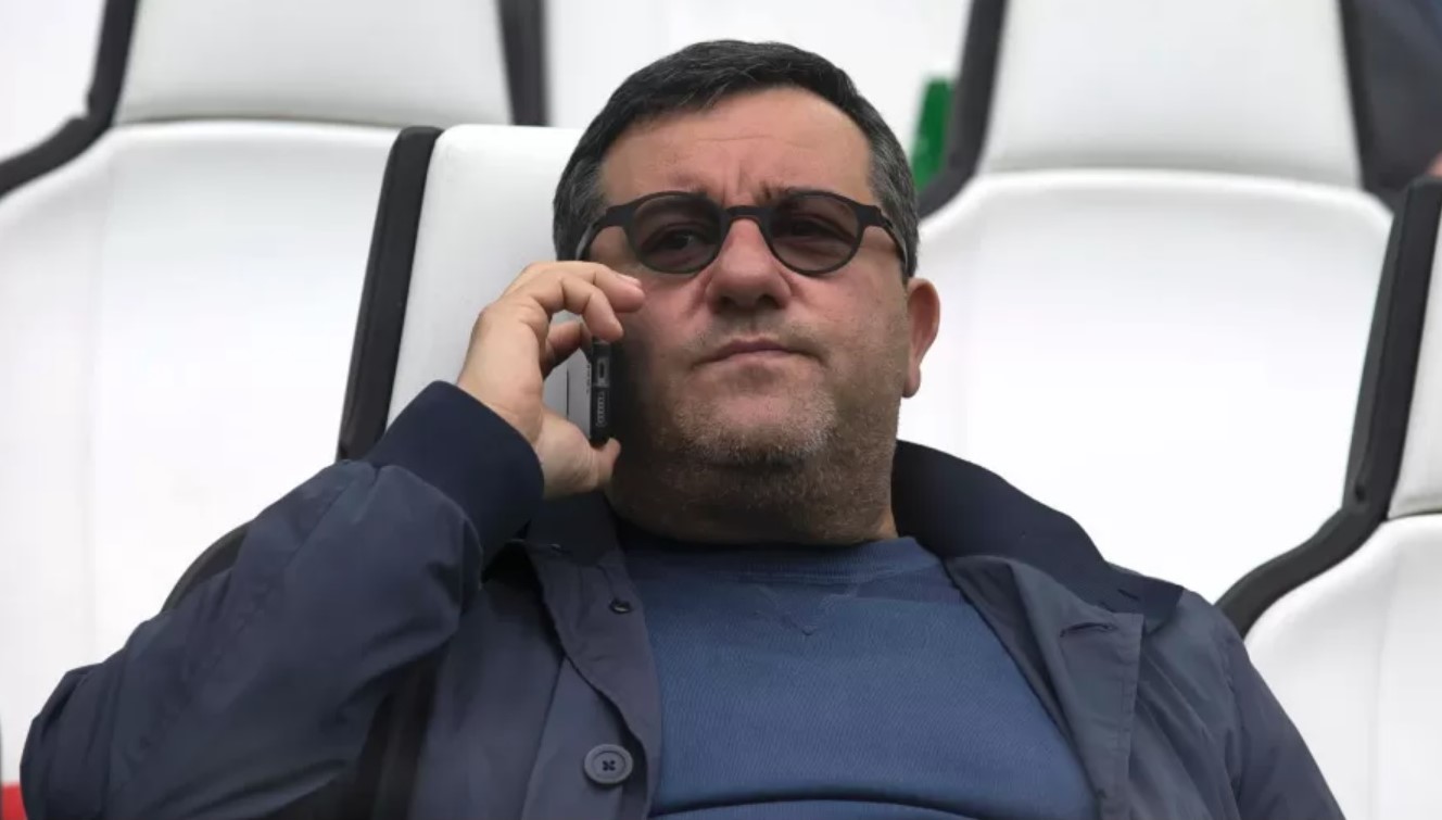 O agente Mino Raiola sentado, usando óculos escuros e falando ao celular.