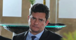 O ex-juiz Sergio Moro com expressão de preocupação.