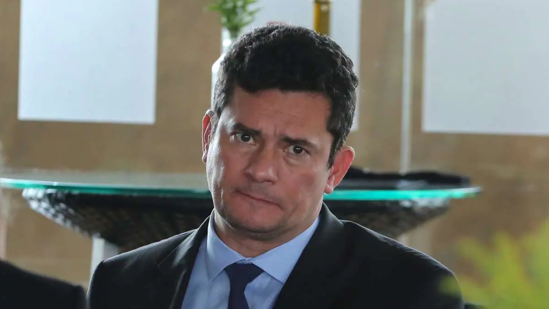 O ex-juiz Sergio Moro com expressão de preocupação.