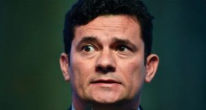 Sergio Moro com expressão preocupada olhando para o lado.