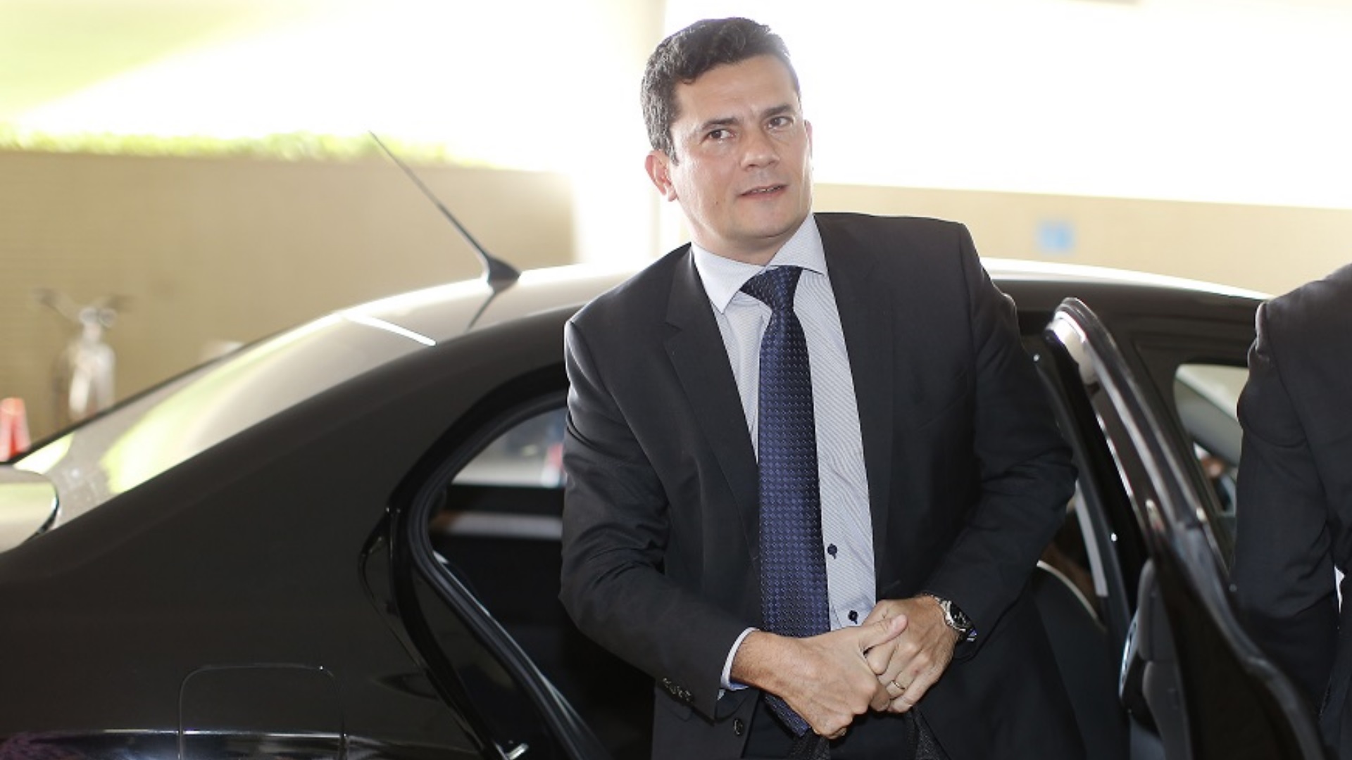 Sergio Moro saindo de carro