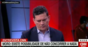 O ex-juiz Sergio Moro de cabeça baixa enquanto dá entrevista para a CNN.