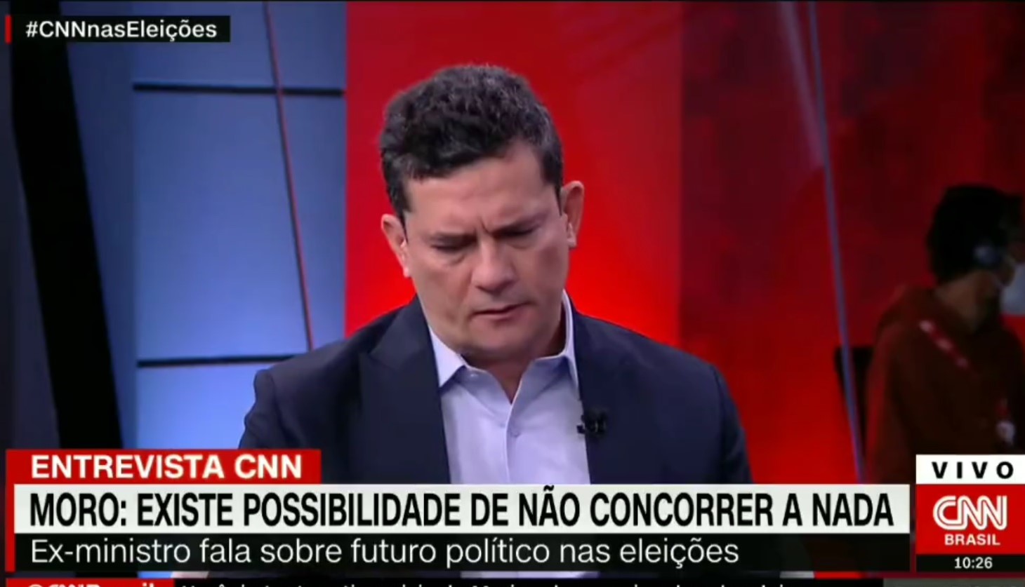 O ex-juiz Sergio Moro de cabeça baixa enquanto dá entrevista para a CNN.