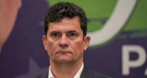 Moro com expressão séria.