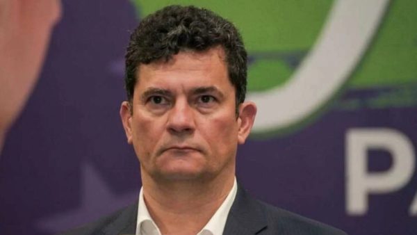 Moro com expressão séria.