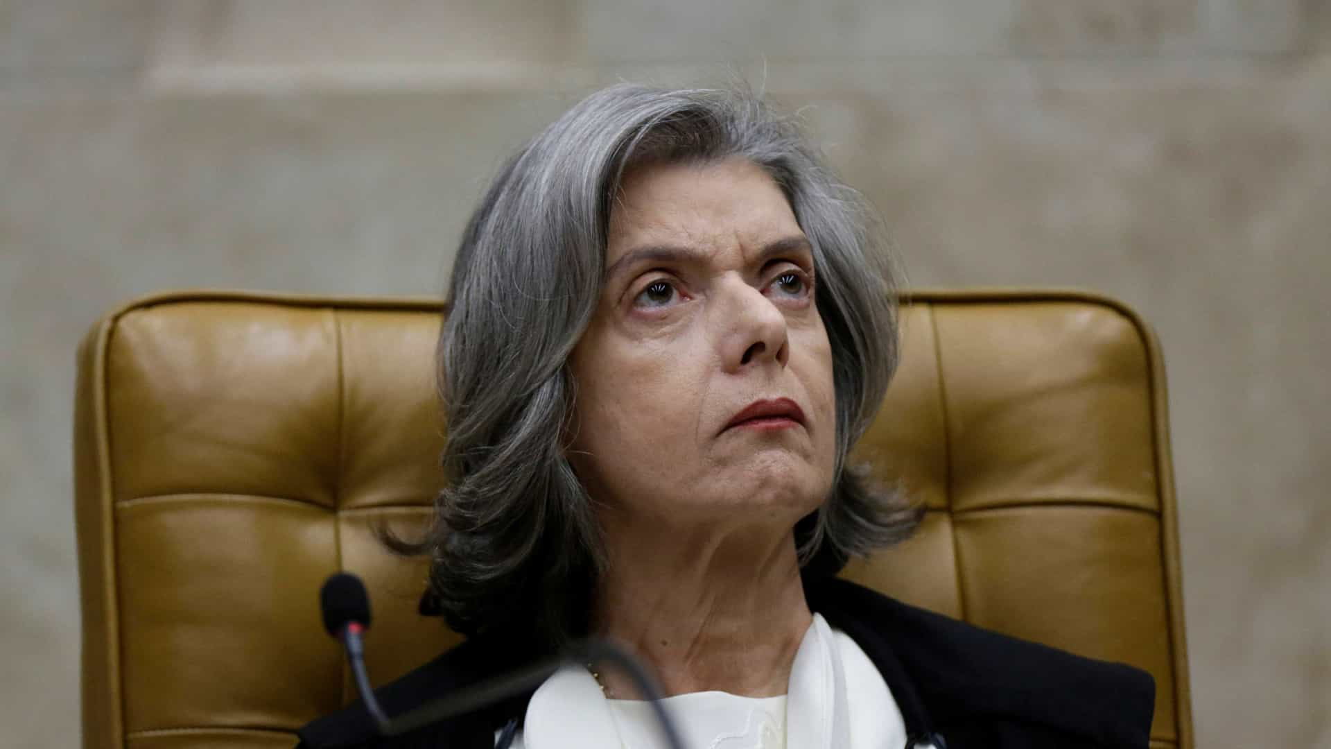 "Somos uma democracia em que há antidemocratas", diz Cármen Lúcia