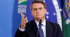 O presidente Jair Bolsonaro com expressão séria.