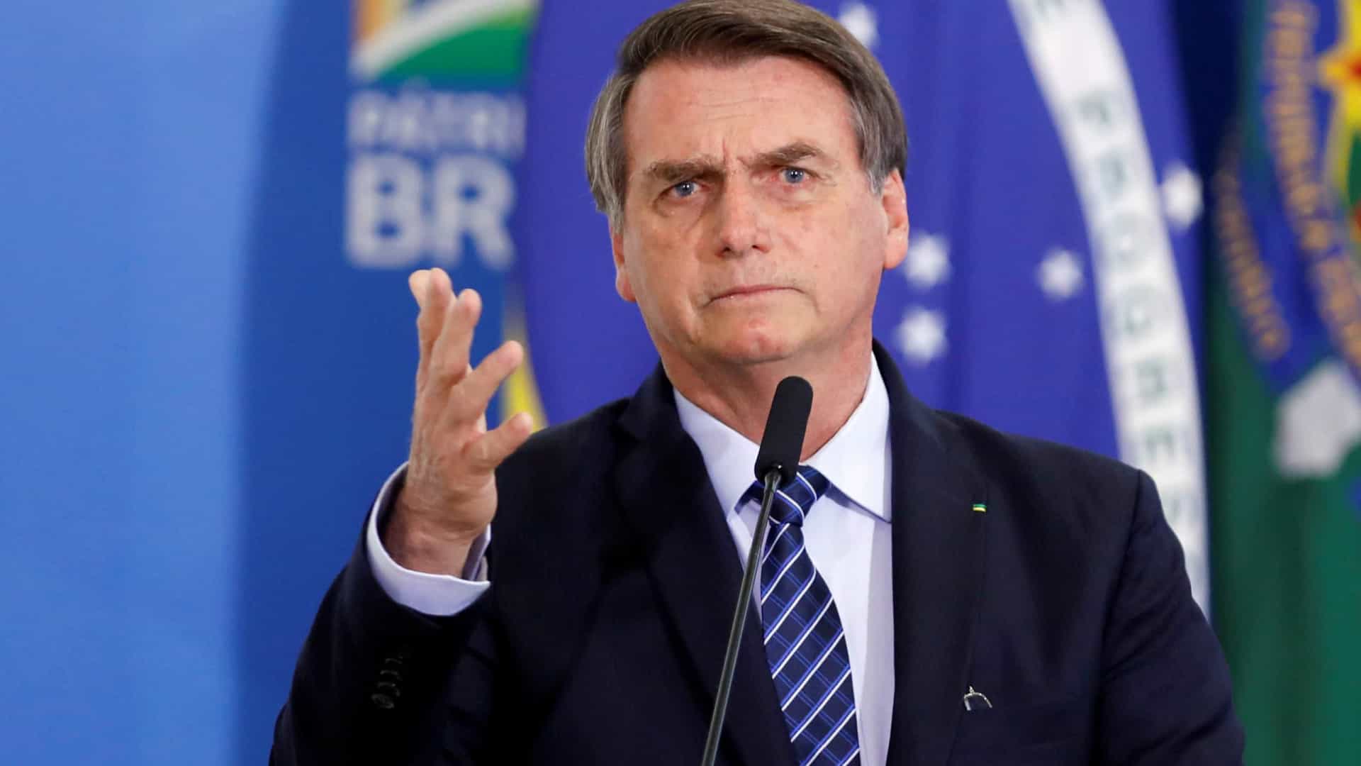 O presidente Jair Bolsonaro com expressão séria.