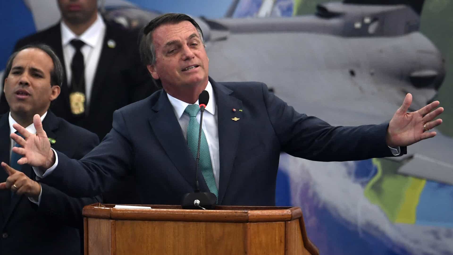 Bolsonaro muda discurso sobre vacina