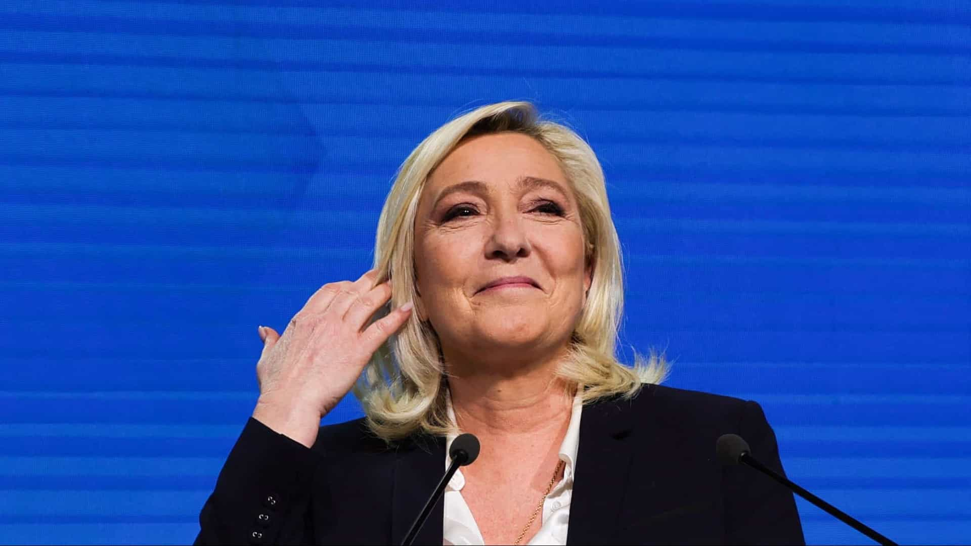 Le pen perto da candidatura